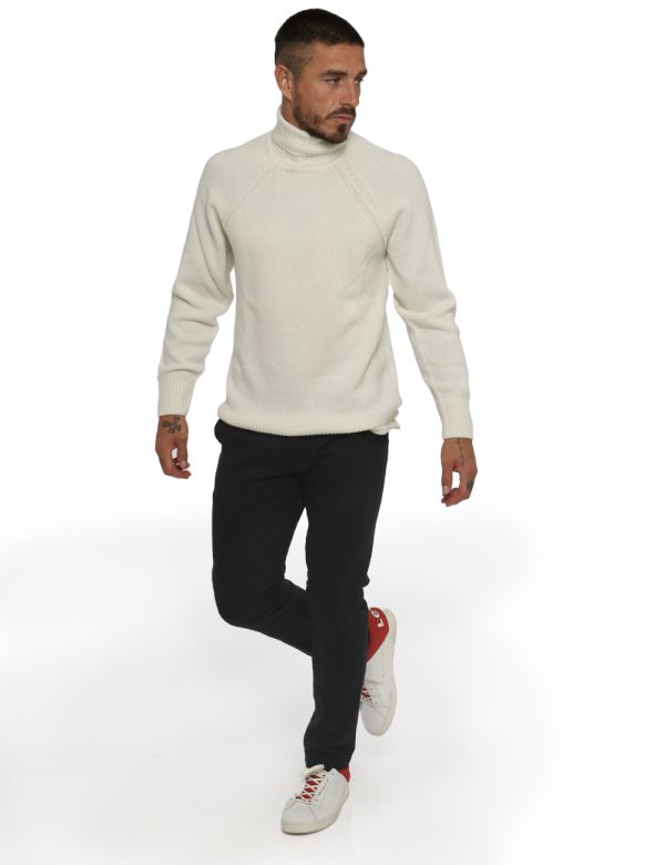 Pantalone Goha blu - COMPOSIZIONE E VESTIBILITÀ:98% cotone 2% elastaneIl modello è alto 178 cm e indossa la taglia 48. La ve