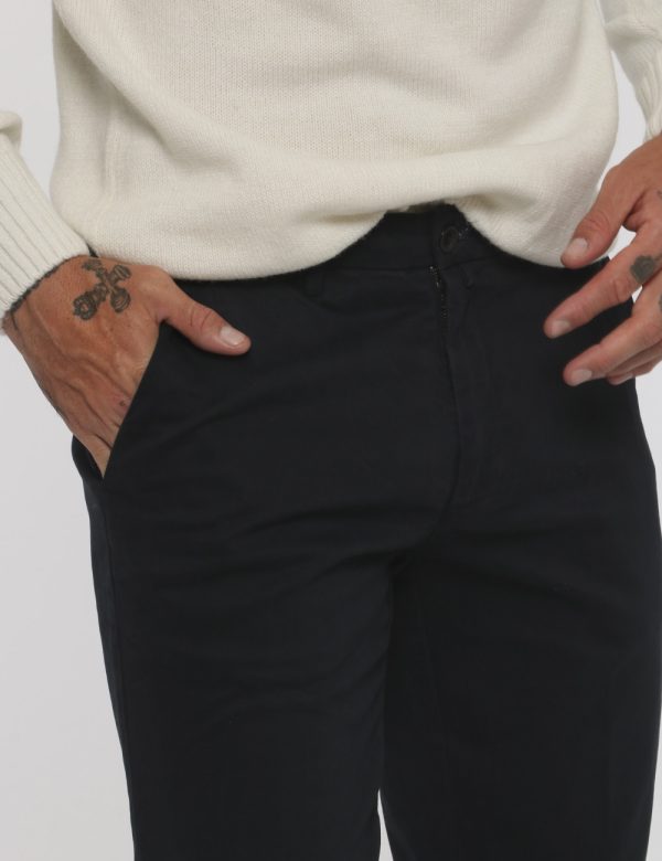 Pantalone Goha blu - COMPOSIZIONE E VESTIBILITÀ:98% cotone 2% elastaneIl modello è alto 178 cm e indossa la taglia 48. La ve