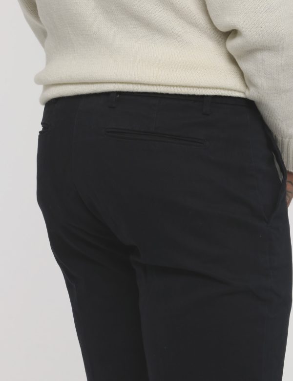 Pantalone Goha blu - COMPOSIZIONE E VESTIBILITÀ:98% cotone 2% elastaneIl modello è alto 178 cm e indossa la taglia 48. La ve
