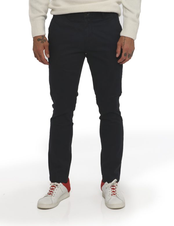 Pantalone Goha blu - COMPOSIZIONE E VESTIBILITÀ:98% cotone 2% elastaneIl modello è alto 178 cm e indossa la taglia 48. La ve