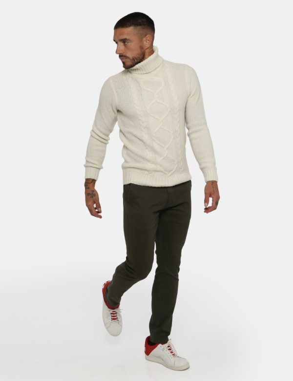 Pantalone Goha verde - COMPOSIZIONE E VESTIBILITÀ:98% cotone 2% elastaneIl modello è alto 178 cm e indossa la taglia 48. La