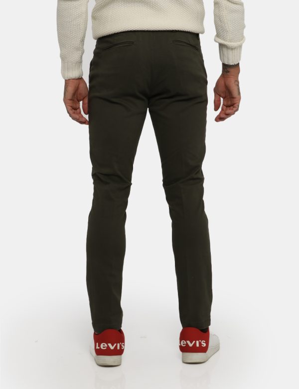 Pantalone Goha verde - COMPOSIZIONE E VESTIBILITÀ:98% cotone 2% elastaneIl modello è alto 178 cm e indossa la taglia 48. La