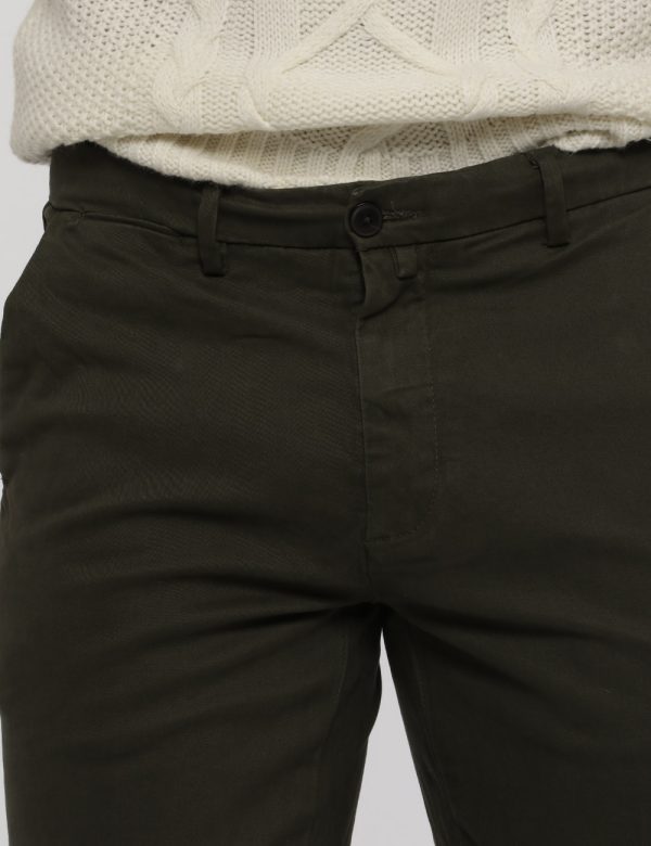Pantalone Goha verde - COMPOSIZIONE E VESTIBILITÀ:98% cotone 2% elastaneIl modello è alto 178 cm e indossa la taglia 48. La