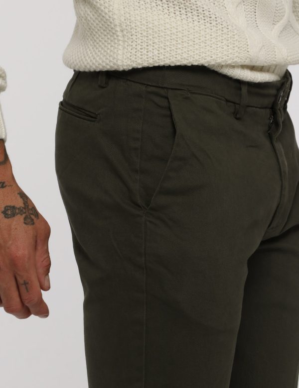 Pantalone Goha verde - COMPOSIZIONE E VESTIBILITÀ:98% cotone 2% elastaneIl modello è alto 178 cm e indossa la taglia 48. La
