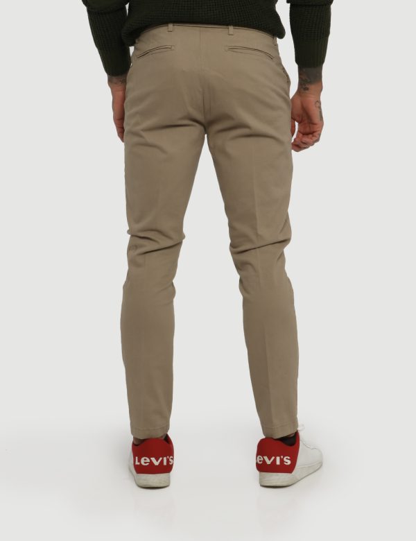 Pantalone Goha beige - COMPOSIZIONE E VESTIBILITÀ:98% cotone 2% elastaneIl modello è alto 178 cm e indossa la taglia 48. La