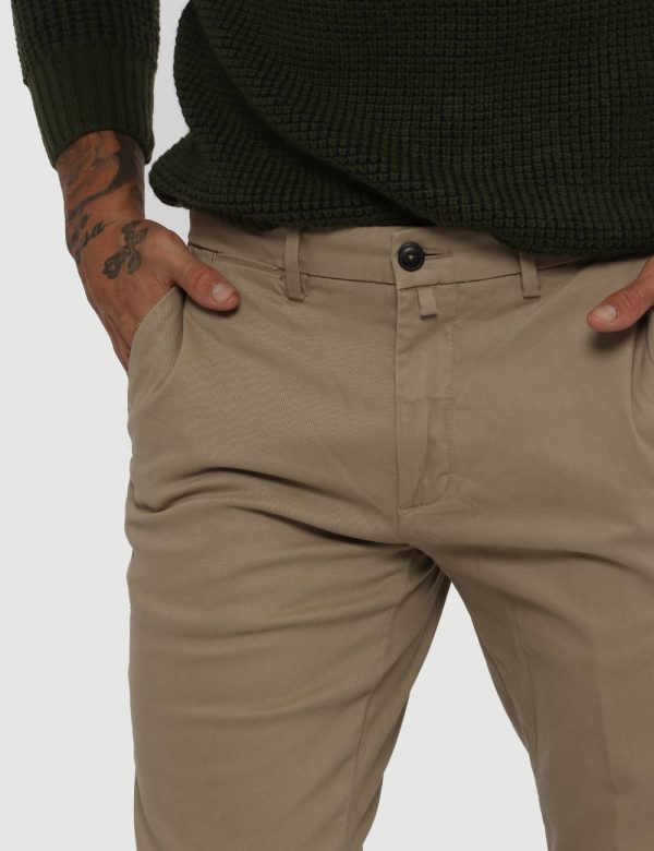 Pantalone Goha beige - COMPOSIZIONE E VESTIBILITÀ:98% cotone 2% elastaneIl modello è alto 178 cm e indossa la taglia 48. La