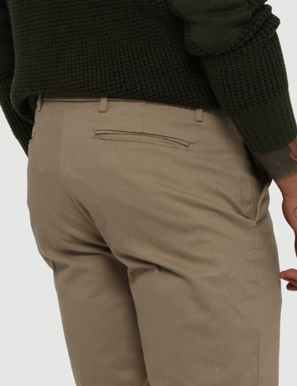 Pantalone Goha beige - COMPOSIZIONE E VESTIBILITÀ:98% cotone 2% elastaneIl modello è alto 178 cm e indossa la taglia 48. La