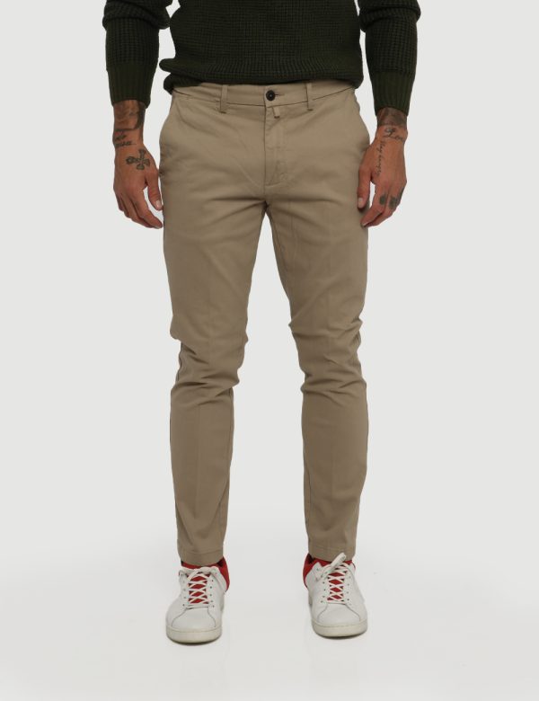 Pantalone Goha beige - COMPOSIZIONE E VESTIBILITÀ:98% cotone 2% elastaneIl modello è alto 178 cm e indossa la taglia 48. La
