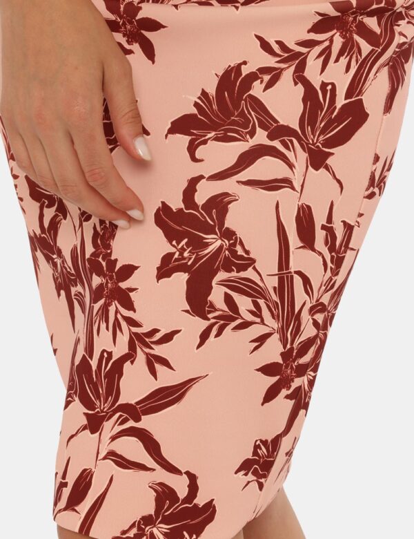 Gonna Guess by Marciano fantasia rosa - COMPOSIZIONE E VESTIBILITÀ:90% poliestere 10% elastaneLa modella è alta 170 cm e ind
