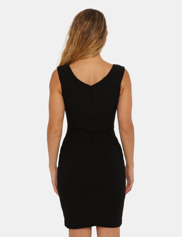Vestito Guess by Marciano nero - COMPOSIZIONE E VESTIBILITÀ:69% viscosa 27% nylon 4% elastaneLa modella è alta 170 cm e indo