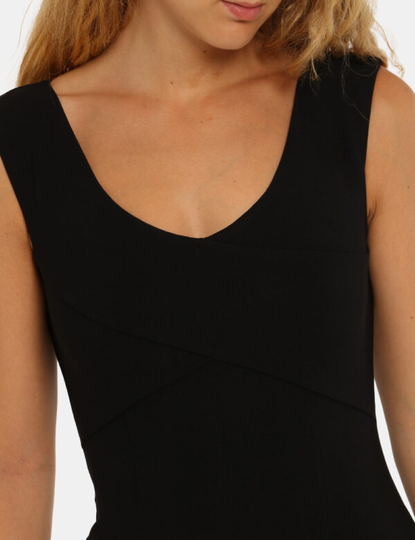 Vestito Guess by Marciano nero - COMPOSIZIONE E VESTIBILITÀ:69% viscosa 27% nylon 4% elastaneLa modella è alta 170 cm e indo