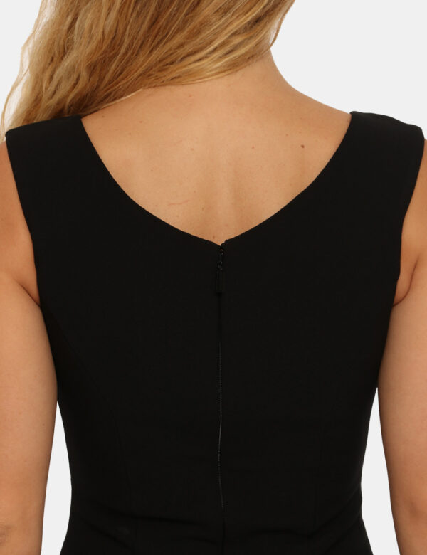 Vestito Guess by Marciano nero - COMPOSIZIONE E VESTIBILITÀ:69% viscosa 27% nylon 4% elastaneLa modella è alta 170 cm e indo