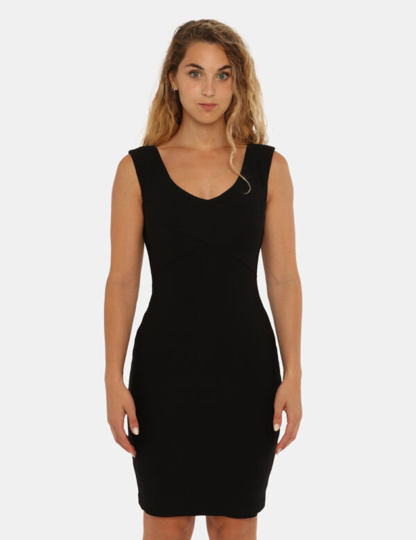 Vestito Guess by Marciano nero - COMPOSIZIONE E VESTIBILITÀ:69% viscosa 27% nylon 4% elastaneLa modella è alta 170 cm e indo
