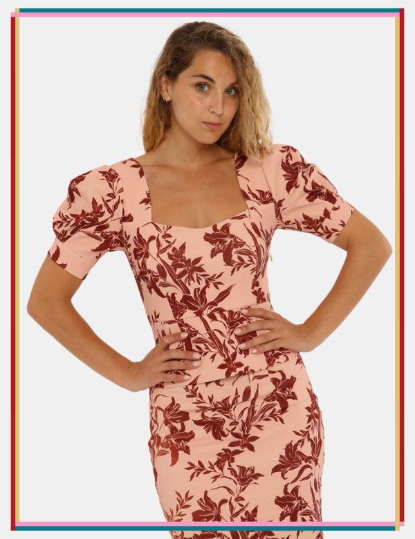 Top Guess by Marciano rosa fantasia - COMPOSIZIONE E VESTIBILITÀ:90% poliestere 10% elastaneLa modella è alta 170 cm e indos