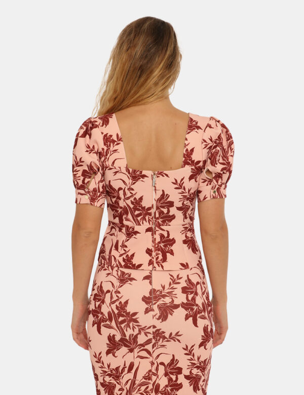 Top Guess by Marciano rosa fantasia - COMPOSIZIONE E VESTIBILITÀ:90% poliestere 10% elastaneLa modella è alta 170 cm e indos