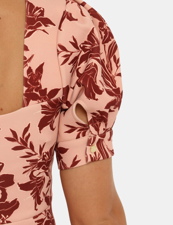 Top Guess by Marciano rosa fantasia - COMPOSIZIONE E VESTIBILITÀ:90% poliestere 10% elastaneLa modella è alta 170 cm e indos