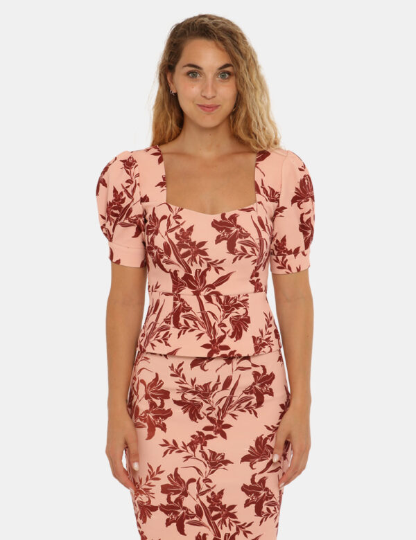 Top Guess by Marciano rosa fantasia - COMPOSIZIONE E VESTIBILITÀ:90% poliestere 10% elastaneLa modella è alta 170 cm e indos