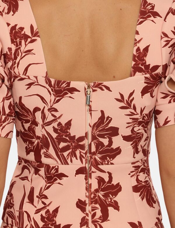 Top Guess by Marciano rosa fantasia - COMPOSIZIONE E VESTIBILITÀ:90% poliestere 10% elastaneLa modella è alta 170 cm e indos