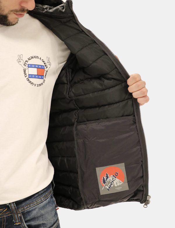 Piumino Invicta con cappuccio - Composizione esterna: 100% poliammide - imbottitura: 100% poliestereIl modello indossa la ta