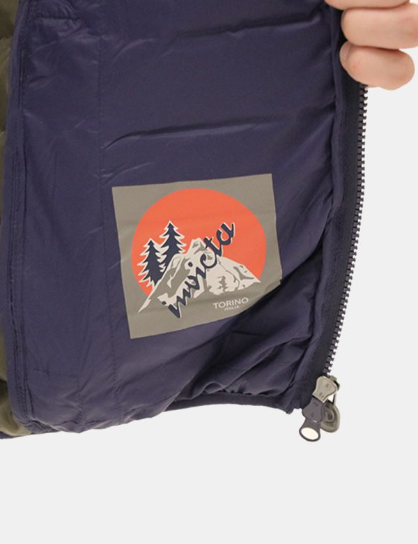 Piumino Invicta con cappuccio - Composizione esterna: 100% poliammide - imbottitura: 100% poliestereIl modello indossa la ta