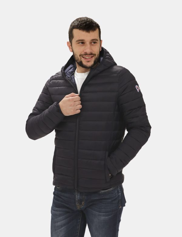 Piumino Invicta con cappuccio - Composizione esterna: 100% poliammide - imbottitura: 100% poliestereIl modello indossa la ta