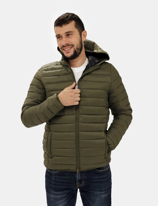 Piumino Invicta con cappuccio - Composizione esterna: 100% poliammide - imbottitura: 100% poliestereIl modello indossa la ta