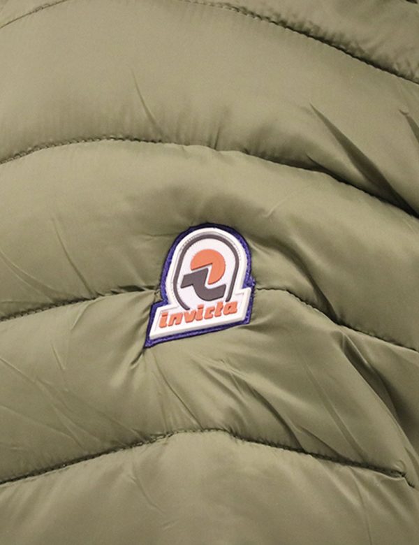 Piumino Invicta con cappuccio - Composizione esterna: 100% poliammide - imbottitura: 100% poliestereIl modello indossa la ta