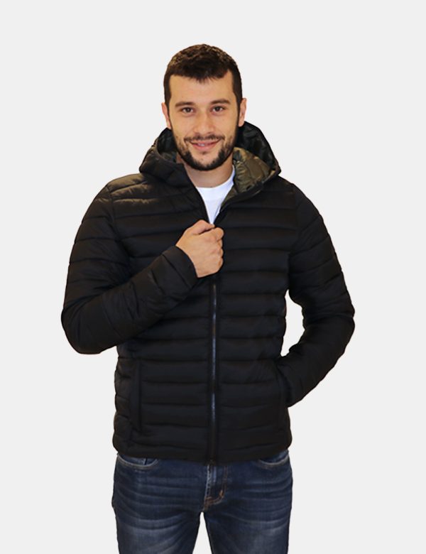 Piumino Invicta con cappuccio - Composizione esterna: 100% poliammide - imbottitura: 100% poliestereIl modello indossa la ta