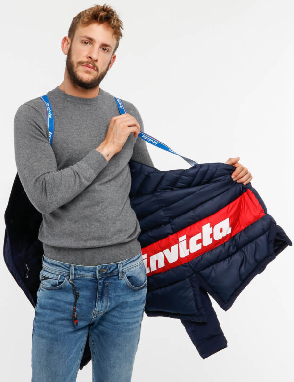 Piumino Invicta con tasche - Esterno: 100% poliestere - Fodera: 100% poliammide - Imbottitura: 100% poliestereIl modello ind