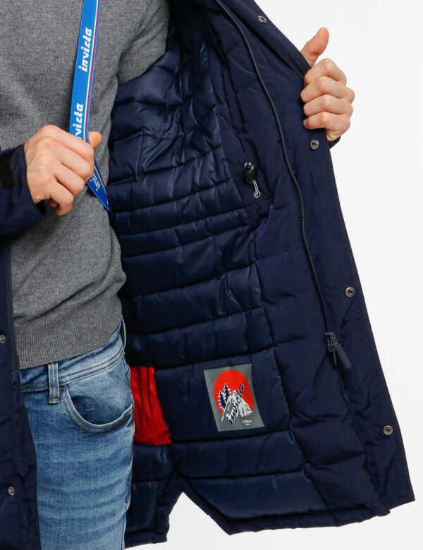Piumino Invicta con tasche - Esterno: 100% poliestere - Fodera: 100% poliammide - Imbottitura: 100% poliestereIl modello ind