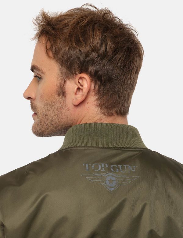 Giacca Guess con tasche - 100% poliestereIl modello indossa la taglia L ed è alto 184 cm e la vestibilità è regolare. Spall