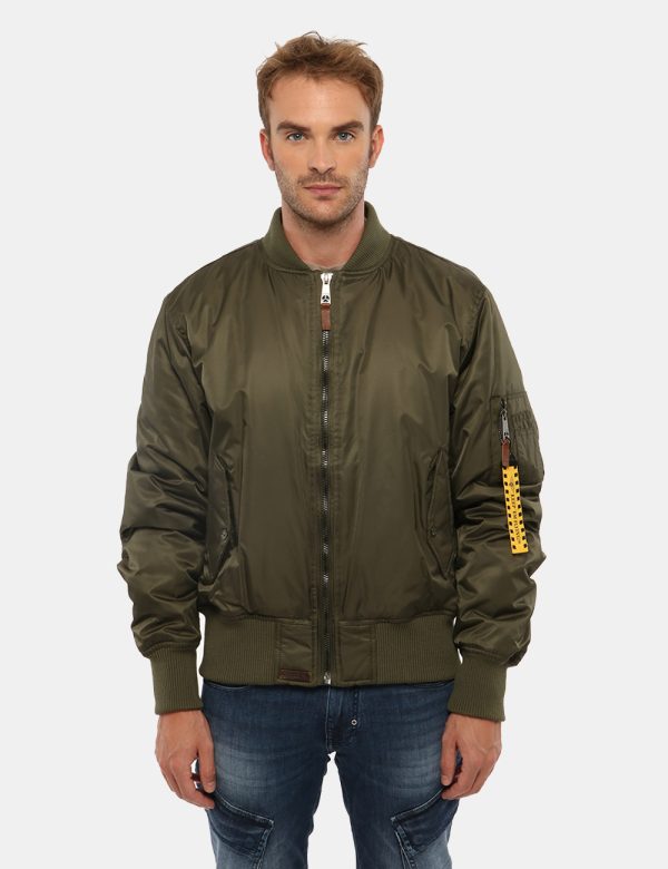 Giacca Guess con tasche - 100% poliestereIl modello indossa la taglia L ed è alto 184 cm e la vestibilità è regolare. Spall