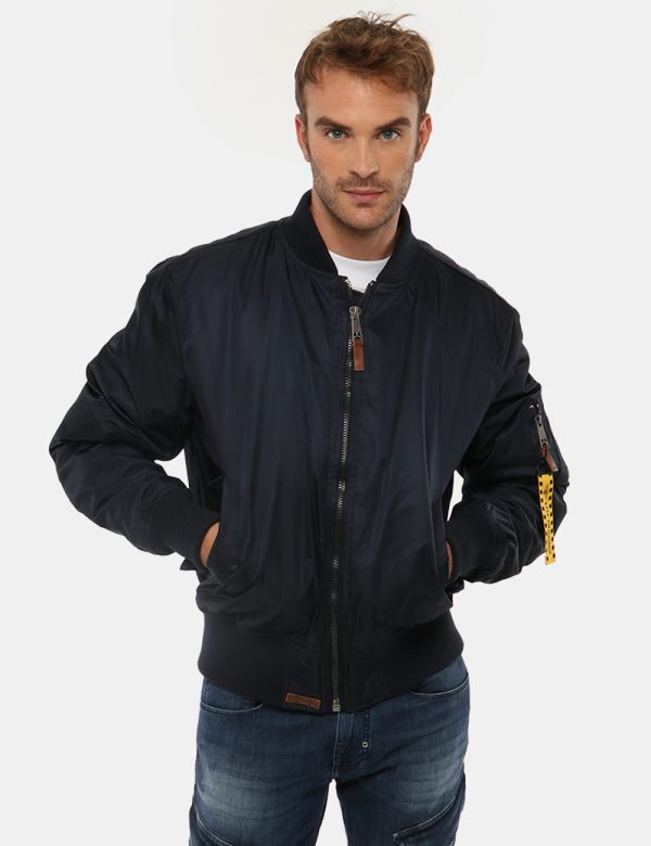 Giacca Guess con tasche - 100% poliestereIl modello indossa la taglia L ed è alto 184 cm e la vestibilità è regolare. Spall
