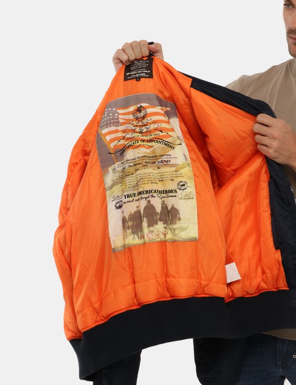 Giacca Guess con tasche - 100% poliestereIl modello indossa la taglia L ed è alto 184 cm e la vestibilità è regolare. Spall