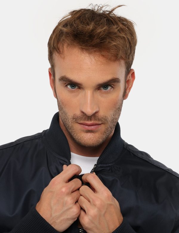 Giacca Guess con tasche - 100% poliestereIl modello indossa la taglia L ed è alto 184 cm e la vestibilità è regolare. Spall