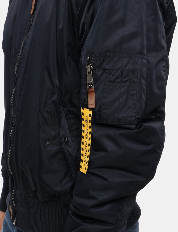 Giacca Guess con tasche - 100% poliestereIl modello indossa la taglia L ed è alto 184 cm e la vestibilità è regolare. Spall