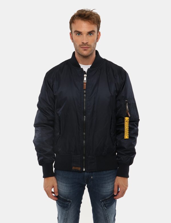 Giacca Guess con tasche - 100% poliestereIl modello indossa la taglia L ed è alto 184 cm e la vestibilità è regolare. Spall