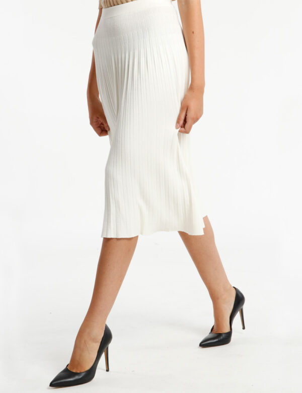 Gonna Rue De Clerie in maglia - 65% viscosa 35% poliammideLa modella indossa la taglia SM ed è alta 178 cm e la vestibilità