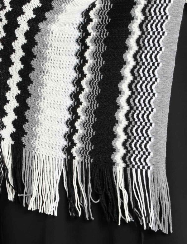 Poncho Missoni con frange - 50% lana 50% acrilicoTaglia unicaDai stile tuo inverno con una sciarpa dalla fantasia geometrica