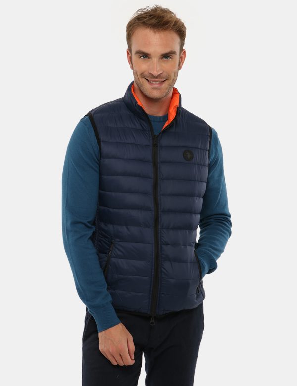 Gilet U.S. Polo Assn. double face - Tessuto 1: 100% poliestere - Tesuto 2: 100% poliestereIl modello indossa la taglia 48 ed