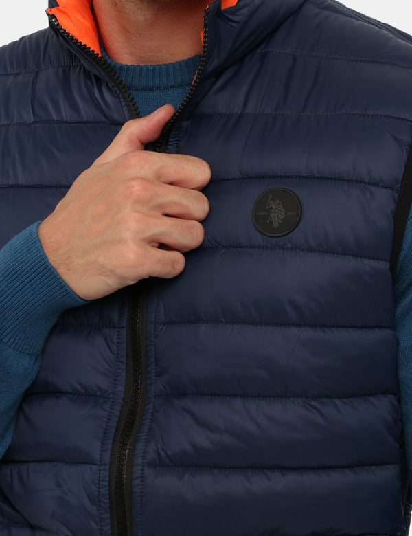Gilet U.S. Polo Assn. double face - Tessuto 1: 100% poliestere - Tesuto 2: 100% poliestereIl modello indossa la taglia 48 ed