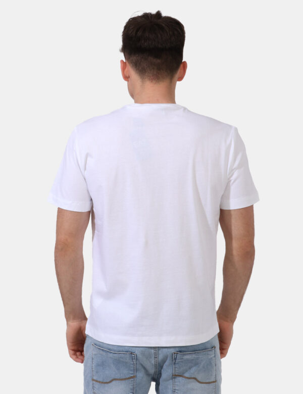 T-shirt Ea7 Bianco - T-shirt classica in total bianco con stampa centrale logo brand nero. La vestibilità è morbida e regola