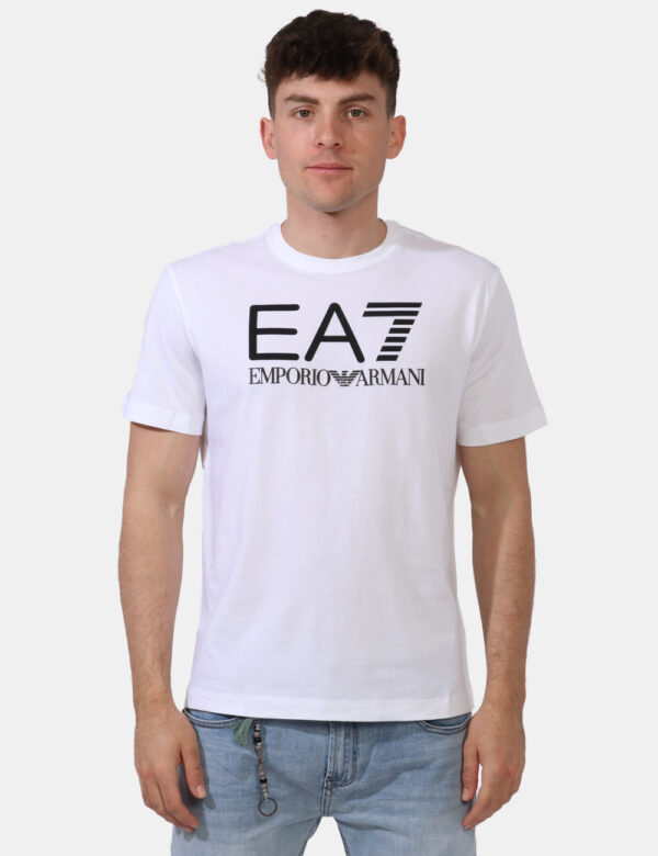 T-shirt Ea7 Bianco - T-shirt classica in total bianco con stampa centrale logo brand nero. La vestibilità è morbida e regola