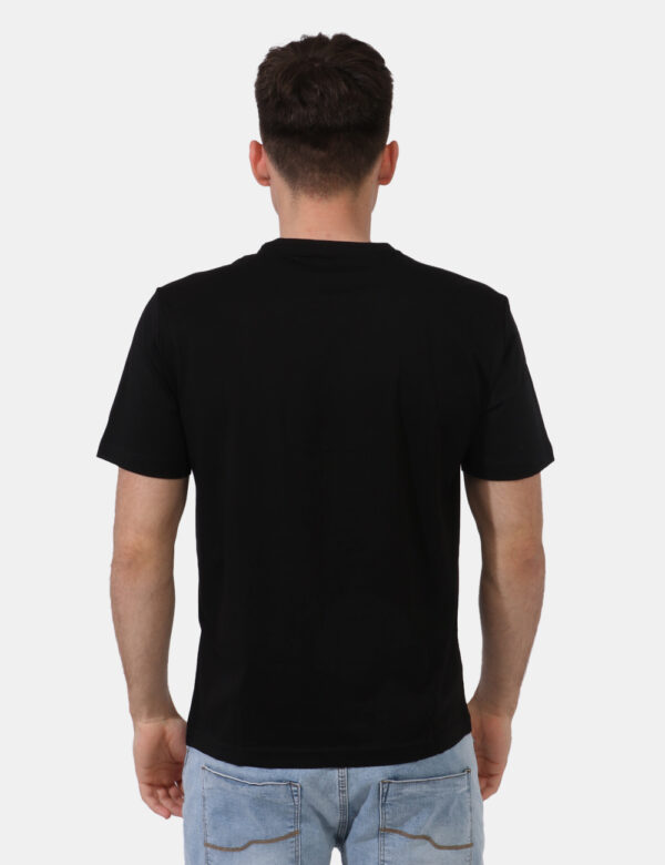 T-shirt Ea7 Nero - T-shirt classica in total nero con stampa logo brand plastificata in bianco . La vestibilità è morbida e