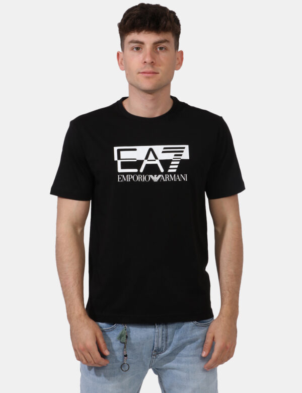 T-shirt Ea7 Nero - T-shirt classica in total nero con stampa logo brand plastificata in bianco . La vestibilità è morbida e