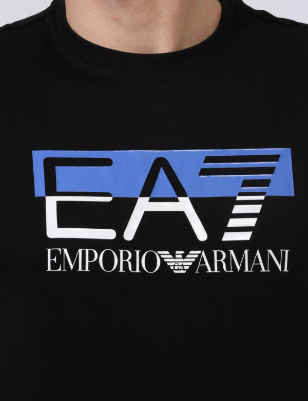 T-shirt Ea7 Nero - T-shirt classica in total nero con stampa logo brand plastificata in bianco e lilla. La vestibilità è mor