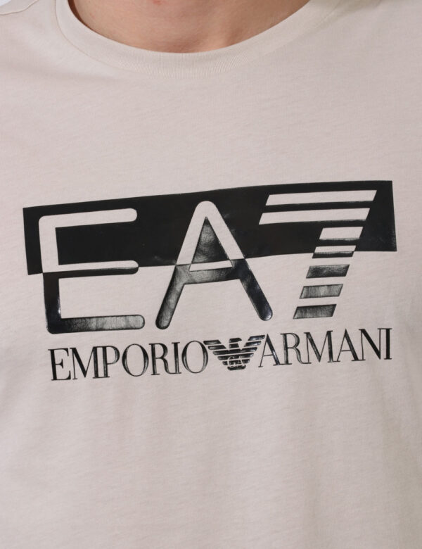 T-shirt Ea7 Beige - T-shirt classica in total beige con stampa logo brand plastificata in nero. La vestibilità è morbida e r