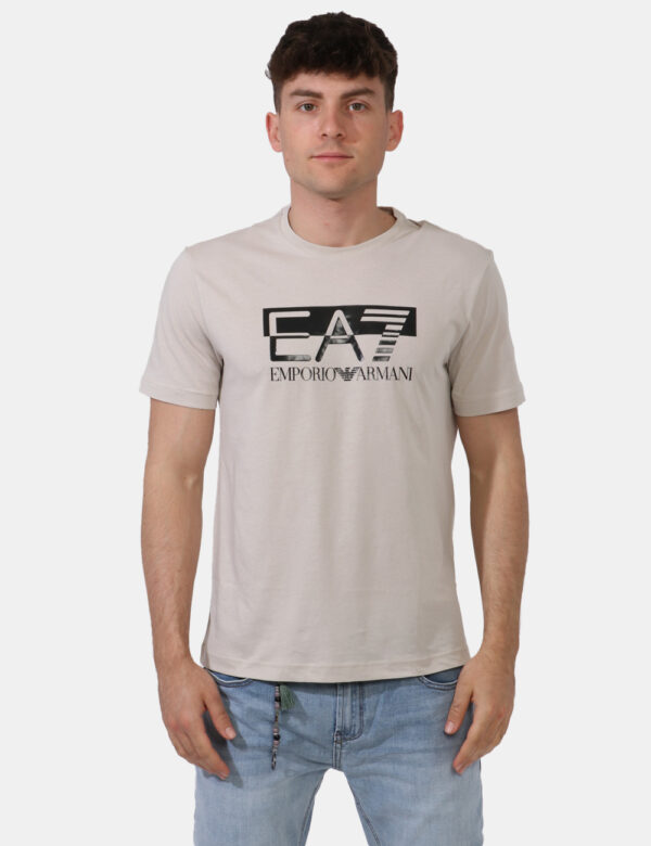T-shirt Ea7 Beige - T-shirt classica in total beige con stampa logo brand plastificata in nero. La vestibilità è morbida e r