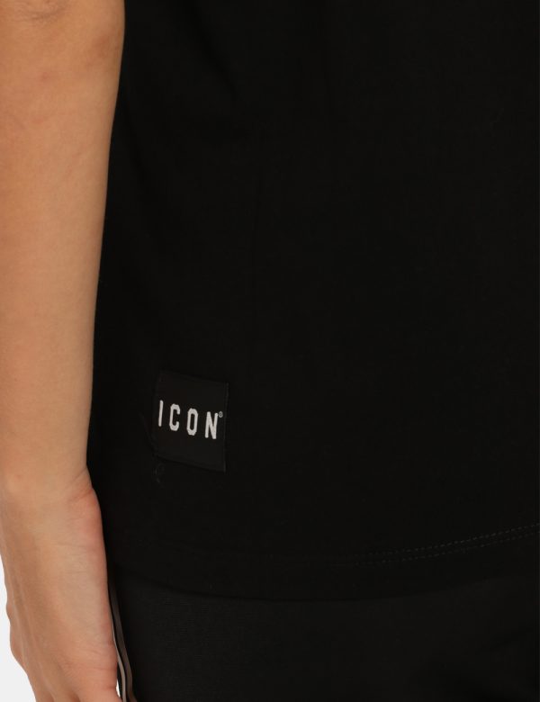 T-shirt Icon nero - COMPOSIZIONE E VESTIBILITÀ:100% cotoneLa modella è alta 170 cm e indossa la taglia S. La vestibilità del