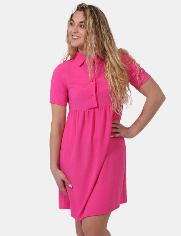 Abito Caractere Fucsia - Vestito a maniche corte in total fucsia con trama lavorata. La vestibilità è morbida e pratica graz